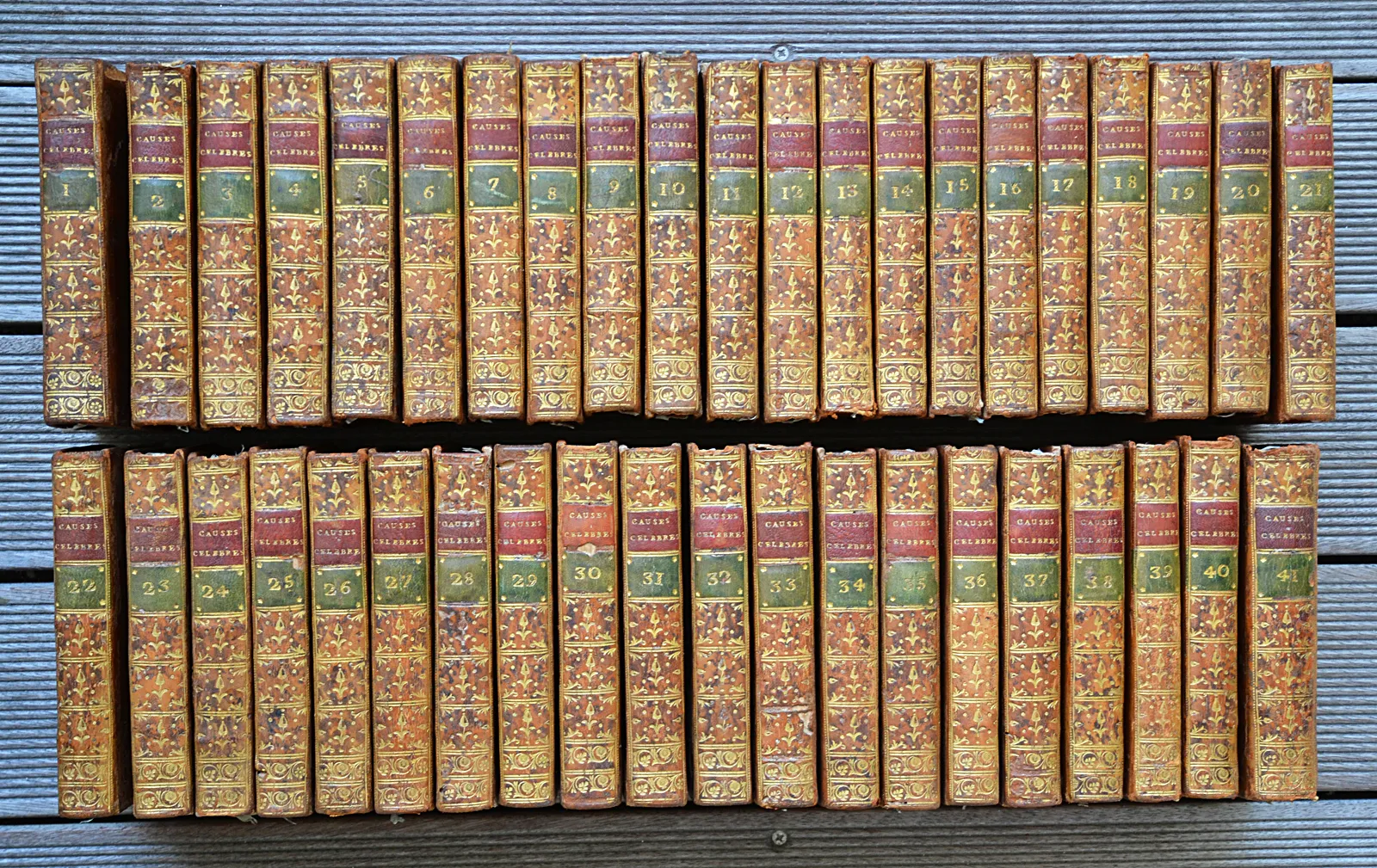 Causes célèbres, curieuses et intéressantes de toutes les cours souveraines du Royaume, avec les jugemens qui les ont décidés (1/12) — LEMOYNE DES ESSARTS (Nicolas Toussaint) & RICHER (François), 1784 — Droit