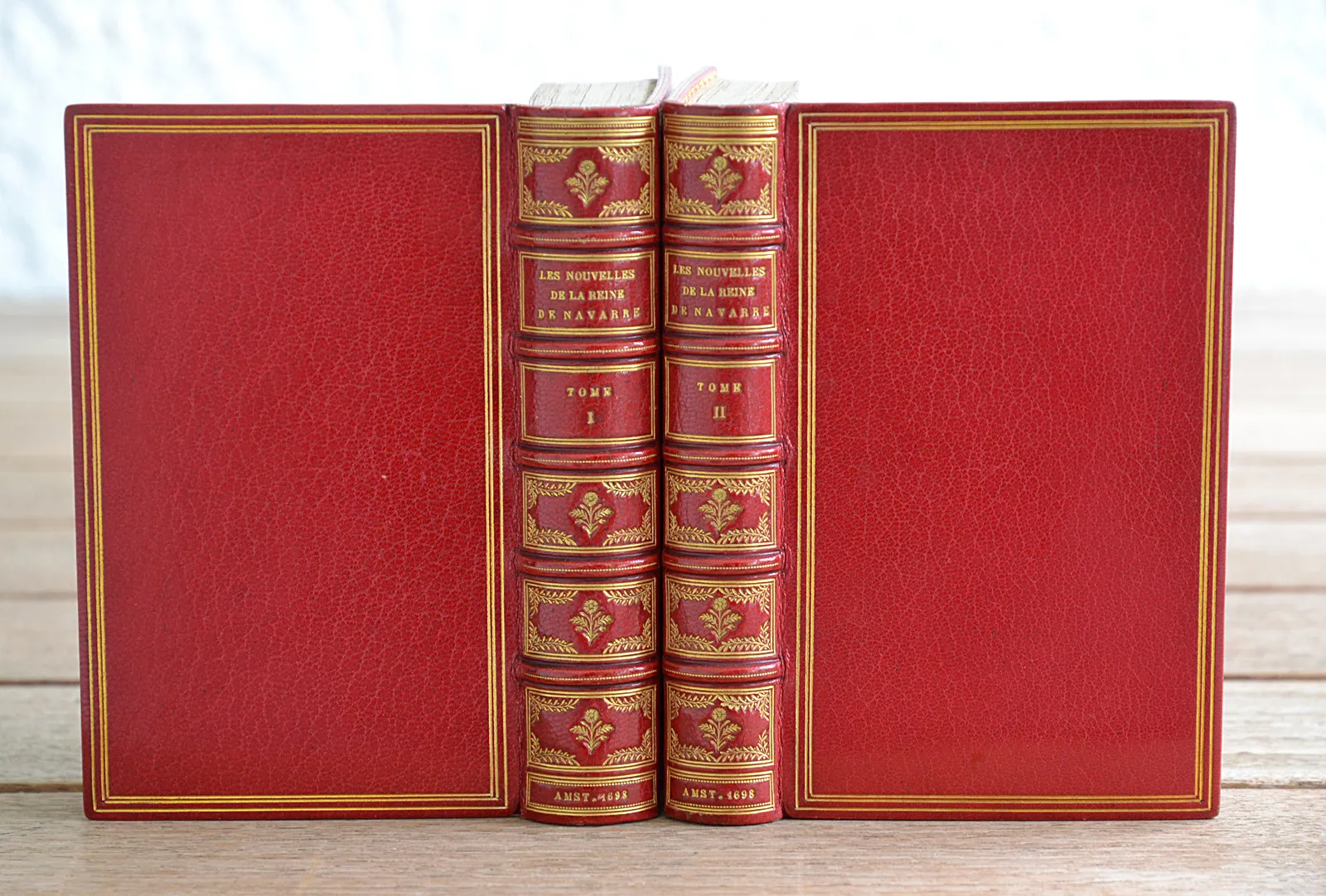 Contes et Nouvelles de Marguerite de Valois, reine de Navarre, mis en beau langage accommodé au goût de ce temps, & enrichi de figures en taille-douce (1/9) — MARGUERITE de NAVARRE, 1698 — Belles reliures