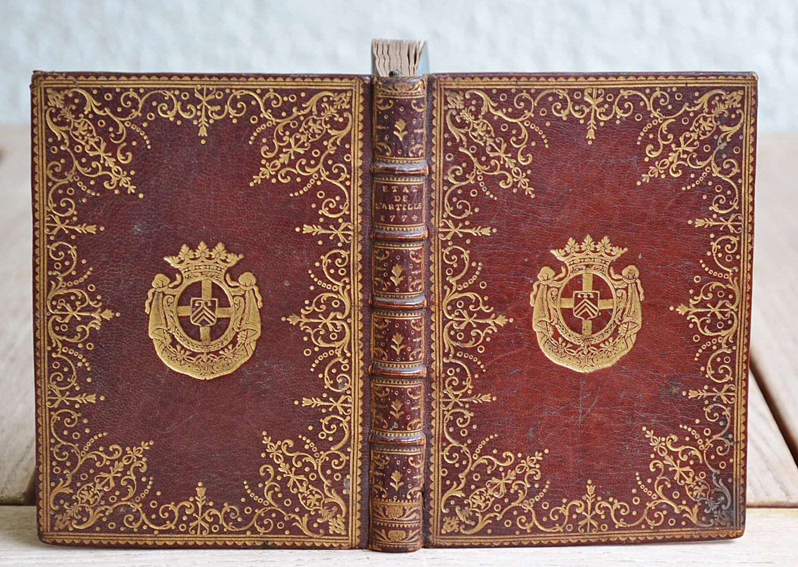 État alphabétique de Mrs les officiers du Corps Royal de l’Artillerie. Année 1774 (1/10) — AIGUILLON (Emmanuel-Armand de Vignerot du Plessis-Richelieu, duc d’), 1774 — Belles reliures