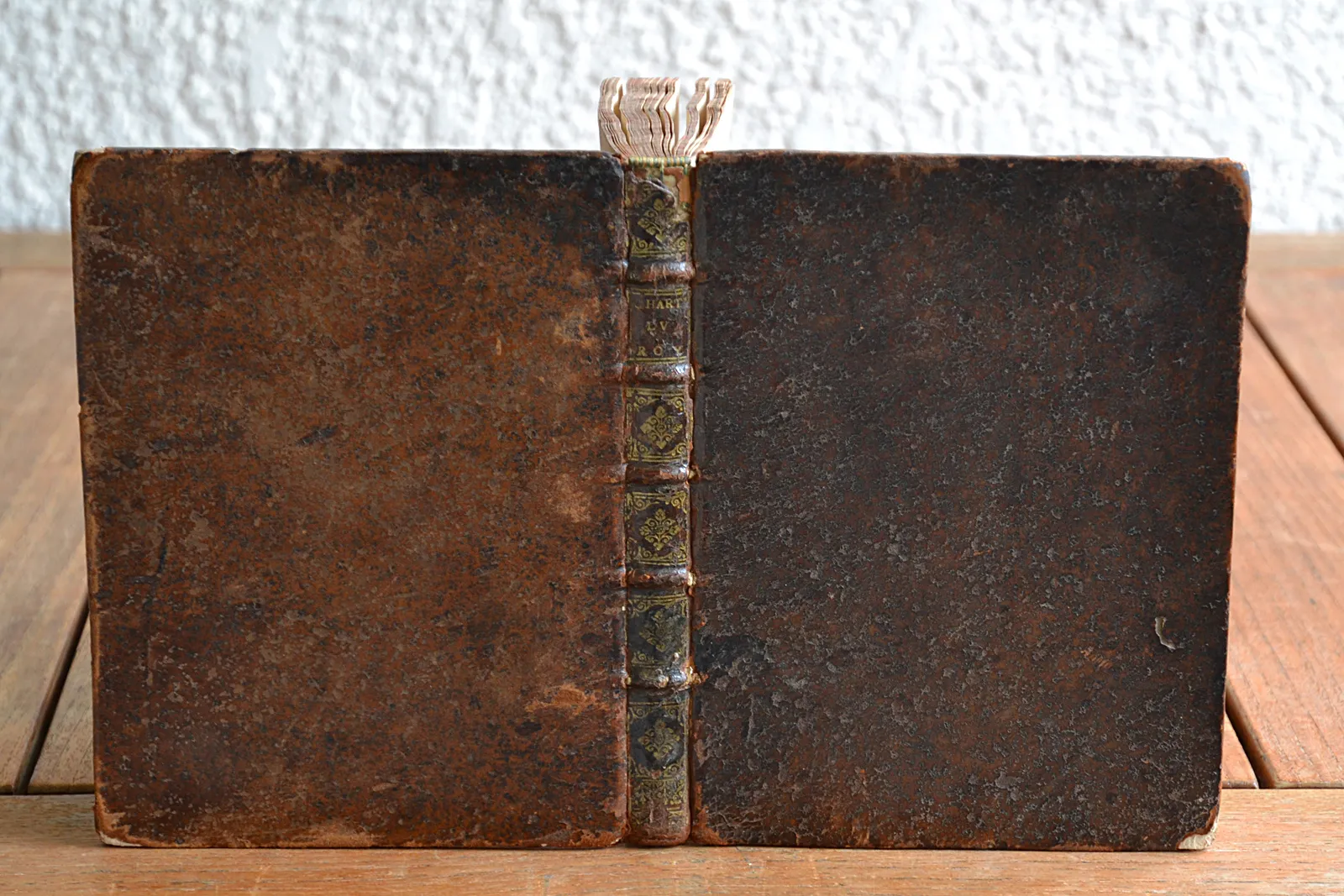 Extraicts du thrésor de Chartres du Roy, des registres aussi, de divers parlemens, des conciles, et des historiens. Touchant les plus considérables procédures criminelles faites contre toutes sortes d’ecclésiastiques, tant Evesques et religieux qu’Archevesques et Cardinaux accusez de crime de lèze maiesté soit en France, soit en Espagne et autres Royaumes (1/12) — [MANUSCRIT], 1633 — Manuscrits