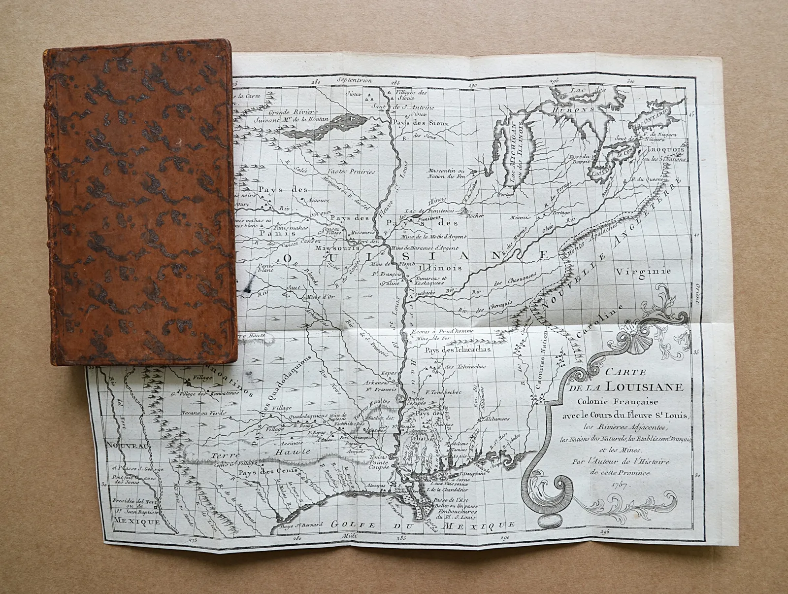 Histoire de la Louisiane, contenant la découverte de ce vaste pays ; sa description géographique ; un voyage dans les terres ; l’histoire naturelle ; les mœurs, coûtumes & religion des naturels, avec leurs origines ; deux voyages dans le nord du nouveau Mexique, dont un jusqu’à la Mer du Sud ; orné de deux cartes & de planches en taille douce (1/19) — LE PAGE DU PRATZ (Antoine-Simon), 1758 — Voyages