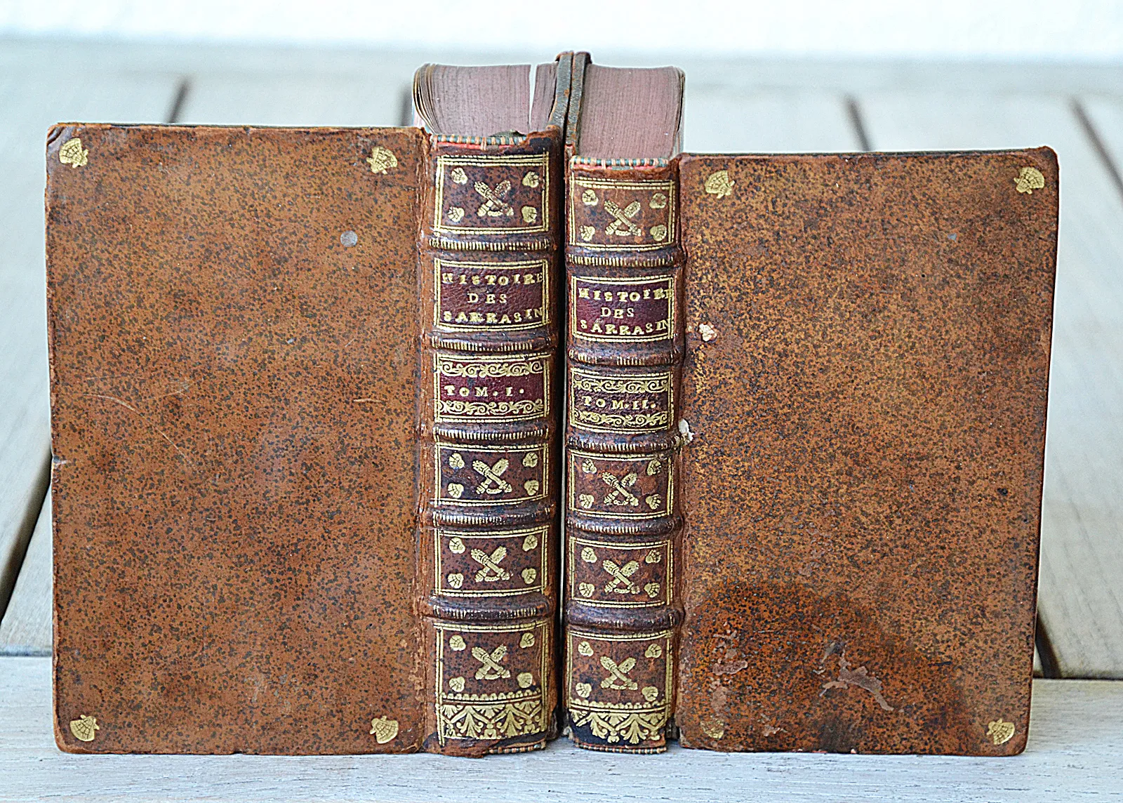 L’Histoire des sarrasins, l’exemplaire du chancelier d’Aguesseau (1/7) — OCKLEY (Simon) — Histoire