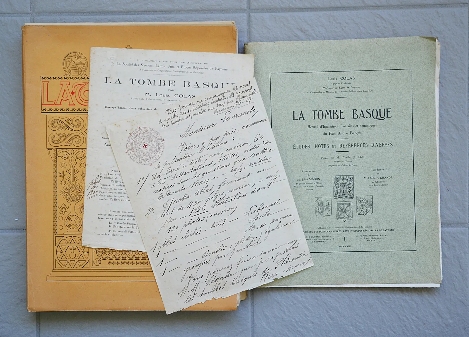 – La Tombe Basque – Recueil d’inscriptions funéraires et domestiques du Pays Basque Français (1/13) — COLAS (Louis), 1923 — Livres basques