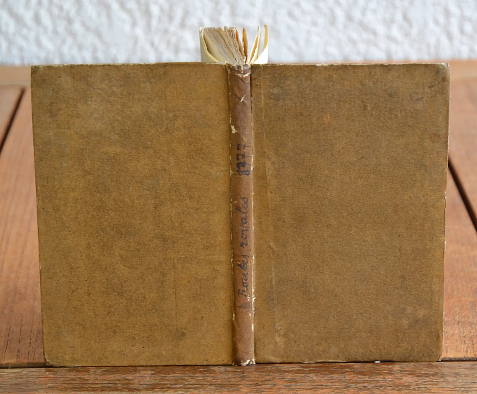 Le Conducteur Français, contenant les routes desservies par les nouvelles diligences, messageries & autres voitures publiques ; avec un détail historique & topographique des endroits où elles passent, même de ceux qu’on peut apercevoir (1/6) — DENIS (Louis), 1777 — Regionalisme