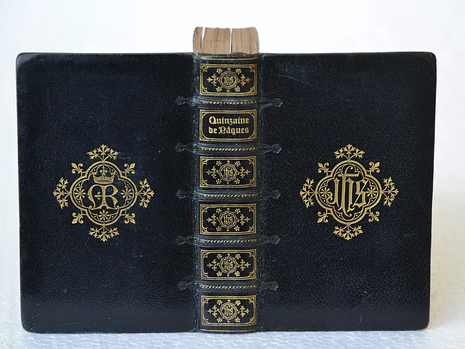Les Offices de la quinzaine de Pâques, suivant le Missel et le Bréviaire romains avec des prières pour la confession et la communion. Texte latin et français (1/4) — [QUINZAINE DE PÂQUES], 1883 — Missels et livres religieux
