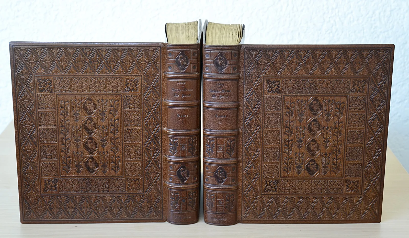 Magnifique exemplaire du tirage de grand luxe de Notre-Dame de Paris (1/14) — VICTOR HUGO, 1889 — Illustres modernes