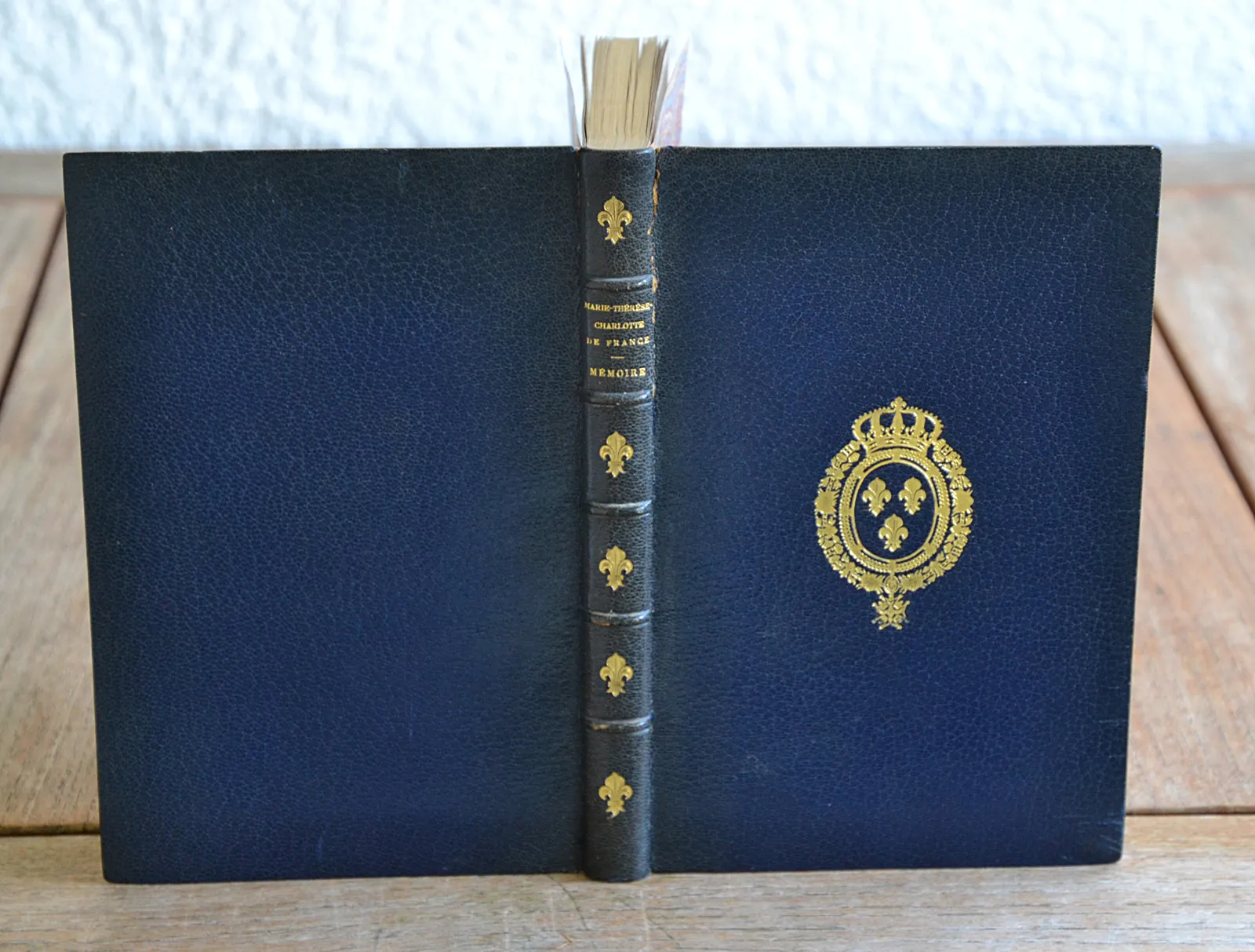 Mémoire écrit par Marie-Thérèse-Charlotte de France sur la captivité des princes et princesses ses parents, depuis le 10 août 1792 jusqu’à la mort de son frère arrivée le 9 juin 1795. (1/12) — ANGOULÊME (Marie-Thérèse-Charlotte de France, duchesse d'), 1792 — Belles reliures